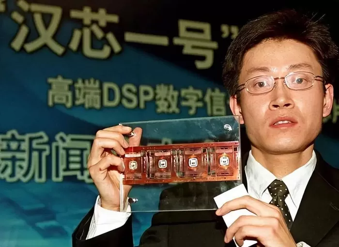 陈进，让中国芯片行业停滞了多久？  （来源：商闻） 2003年2月26日，上海。 一场发布会正在进行。台上，陈进举起一块芯片，闪光灯劈头盖脸砸下来。近百家媒体在场，上海市政府官员、工信部代表、两院院士，一排排坐在台下。 鉴定结论当场宣读：国内首创，达到国际先进水平。 但没人知道，那块被举过头顶的芯片，是摩托罗拉的。 陈进这个人，履历是经得起查的。1968年生，清华本科，德克萨斯大学奥斯汀分校博士，毕业后在摩托罗拉半导体 [date