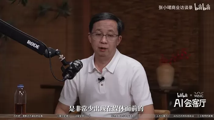 华为半导体首席科学家罕见公开露面谈芯片架构！  （来源：电子技术应用ChinaAET） 8月2日消息，近日，华为Fellow、半导体首席科学家廖恒，罕见公开露面并接受@张小珺商业访谈录长达近5个小时的专访。在访谈中，他就摩尔定律演进、产业链协同逻辑以及国产芯片突围路径等议题，分享了系统性思考。 01 对摩尔定律的判断 廖恒指出，摩尔定律的迭代逻辑已经发生根本变化——经济性维度早已停滞。自16nm、7nm制程节点起，单位晶体管成本不再 [date